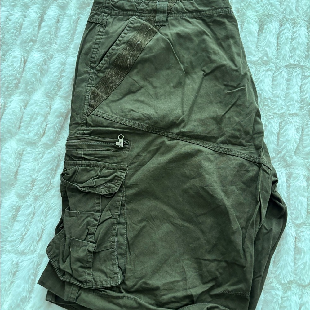 Green Cargo Shorts with Relaxed Fit and Cotton Blend